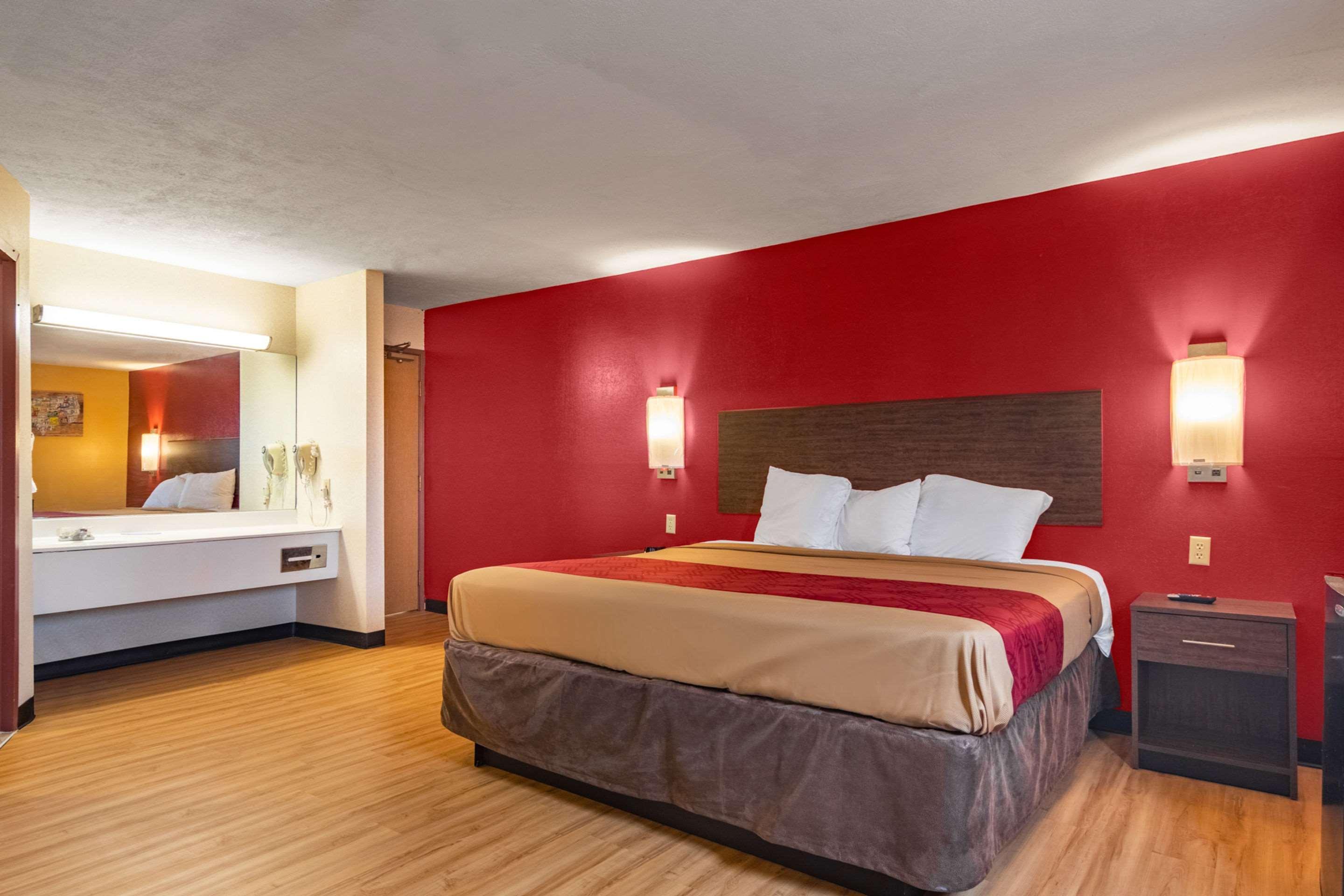 Econo Hotel 2*