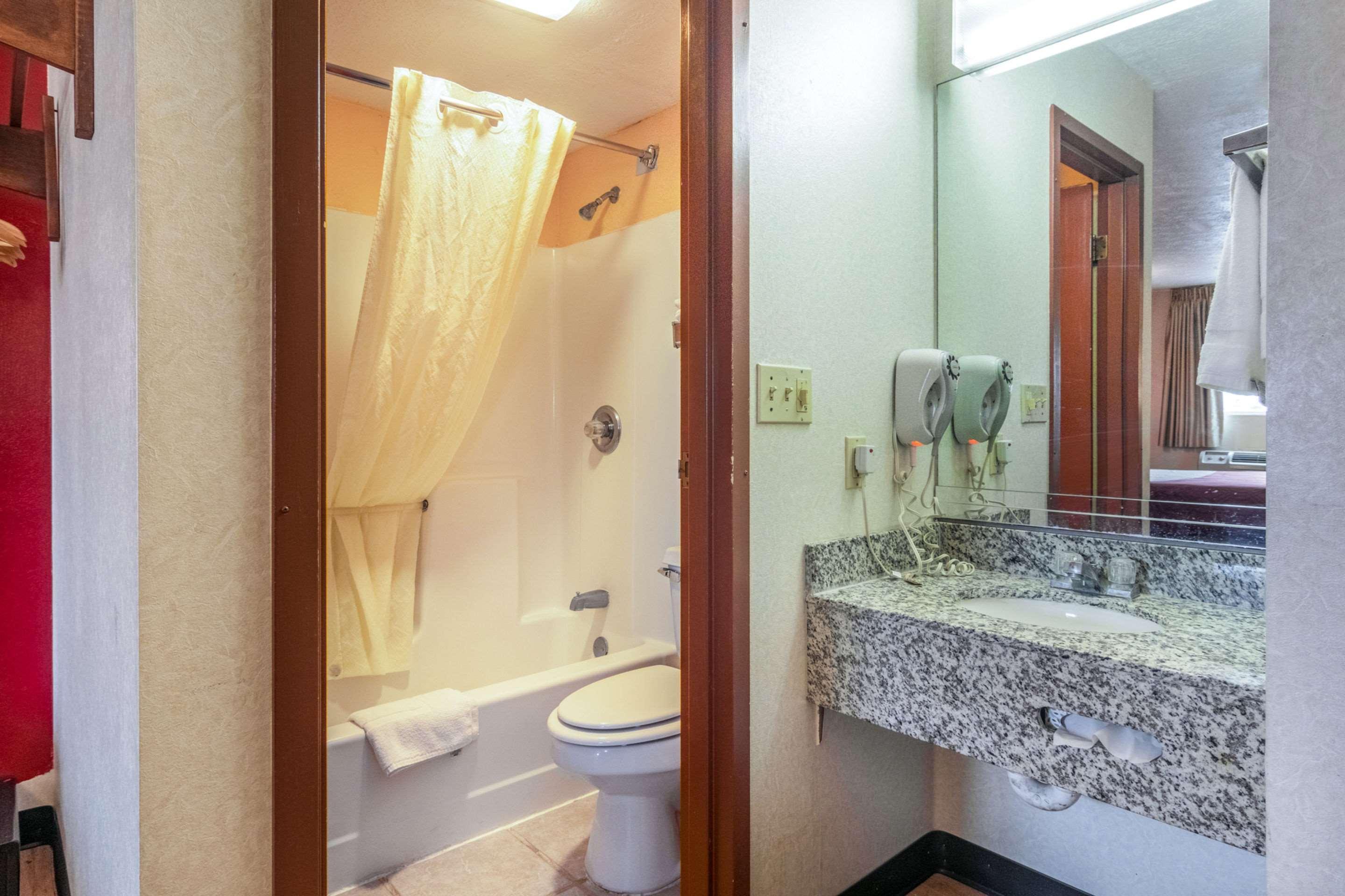 Econo Hotel